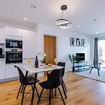 The Pheonix Suite- Luxury, Free Parking, Sleeps 6, Business Stays, Contractors