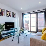 The Pheonix Suite- Luxury, Free Parking, Sleeps 6, Business Stays, Contractors