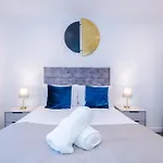 The Pheonix Suite- Luxury, Free Parking, Sleeps 6, Business Stays, Contractors
