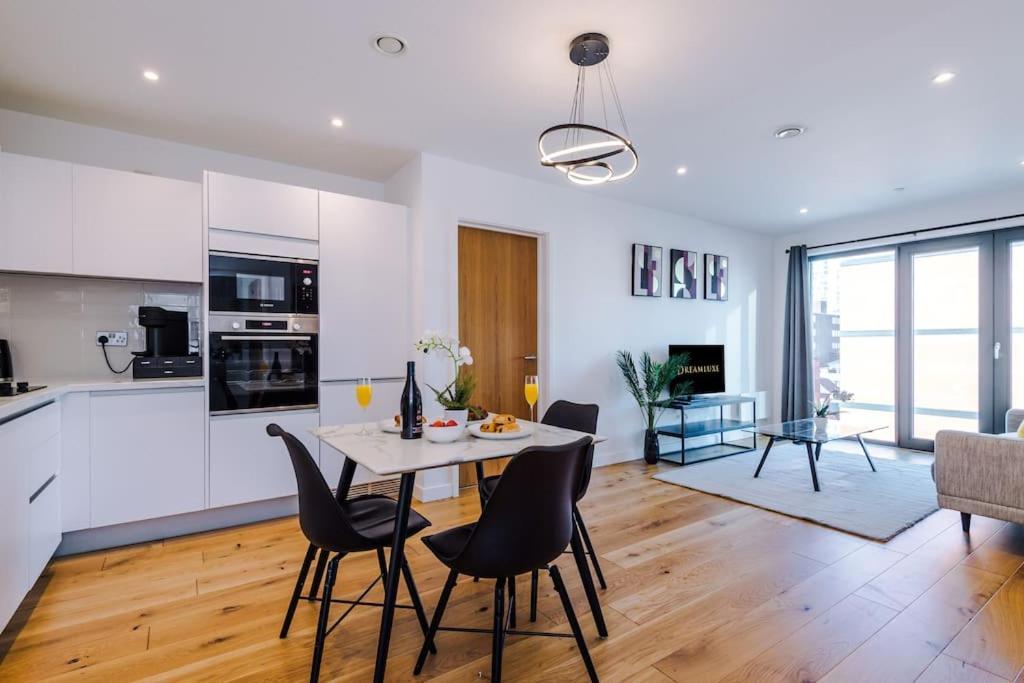 The Pheonix Suite- Luxury, Free Parking, Sleeps 6, Business Stays, Contractors * Birmingham