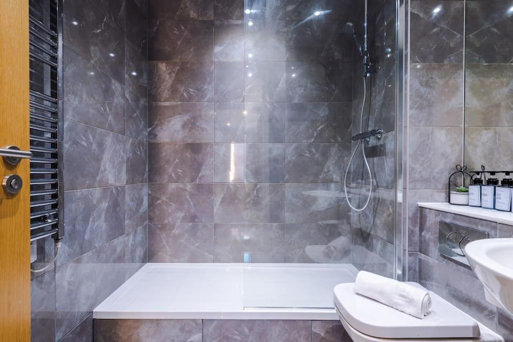 The Pheonix Suite- Luxury, Free Parking, Sleeps 6, Business Stays, Contractors *