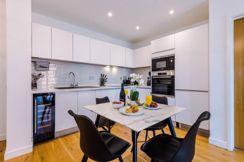 The Pheonix Suite- Luxury, Free Parking, Sleeps 6, Business Stays, Contractors Apartment *
