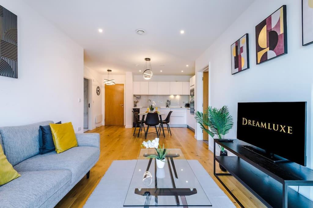 The Pheonix Suite- Luxury, Free Parking, Sleeps 6, Business Stays, Contractors