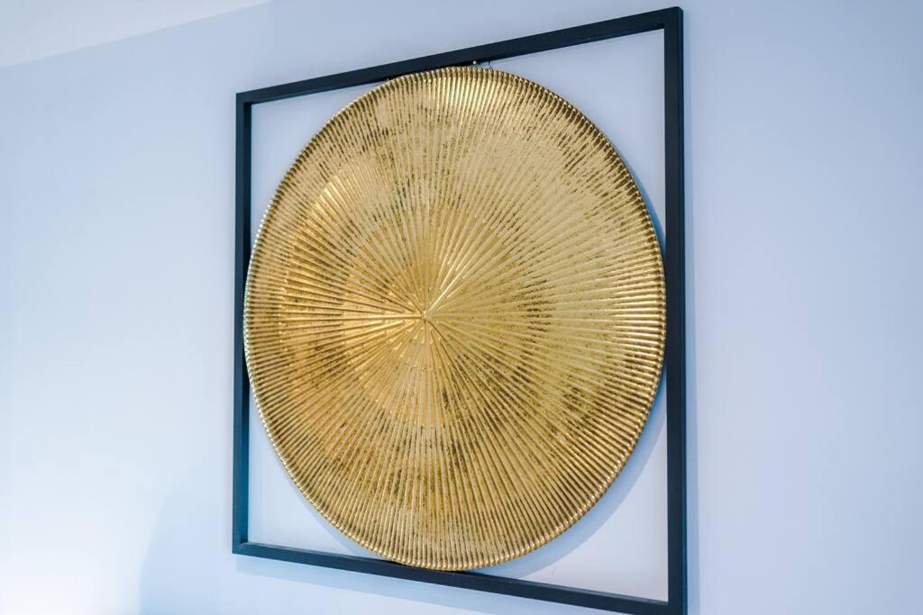 The Pheonix Suite- Luxury, Free Parking, Sleeps 6, Business Stays, Contractors Apartment *