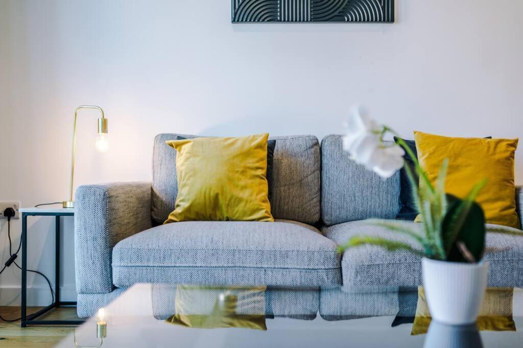 The Pheonix Suite- Luxury, Free Parking, Sleeps 6, Business Stays, Contractors