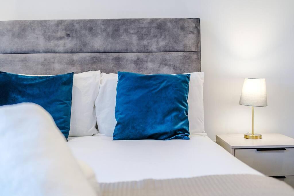 The Pheonix Suite- Luxury, Free Parking, Sleeps 6, Business Stays, Contractors Apartment