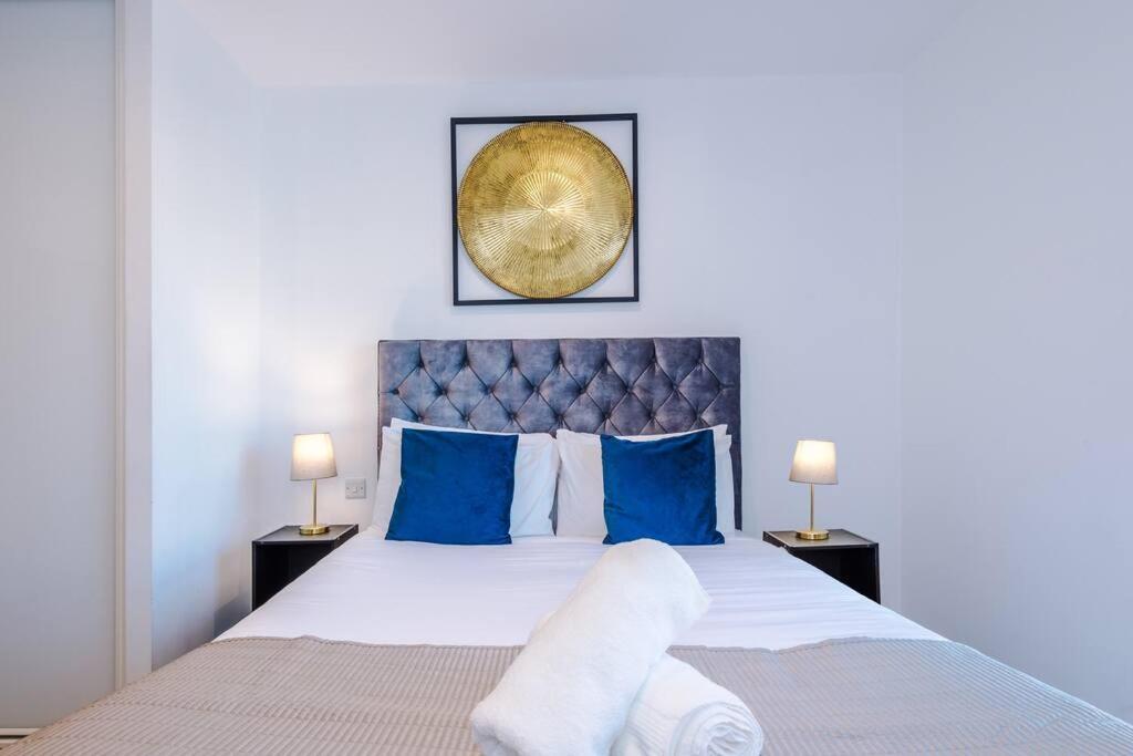 The Pheonix Suite- Luxury, Free Parking, Sleeps 6, Business Stays, Contractors