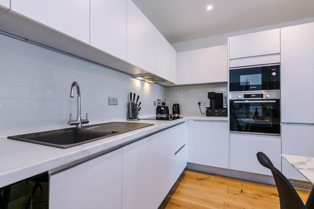 The Pheonix Suite- Luxury, Free Parking, Sleeps 6, Business Stays, Contractors Apartment