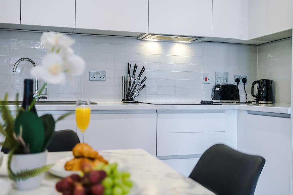The Pheonix Suite- Luxury, Free Parking, Sleeps 6, Business Stays, Contractors *