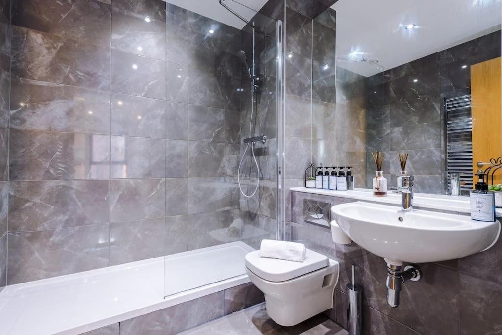 Apartment The Pheonix Suite- Luxury, Free Parking, Sleeps 6, Business Stays, Contractors *