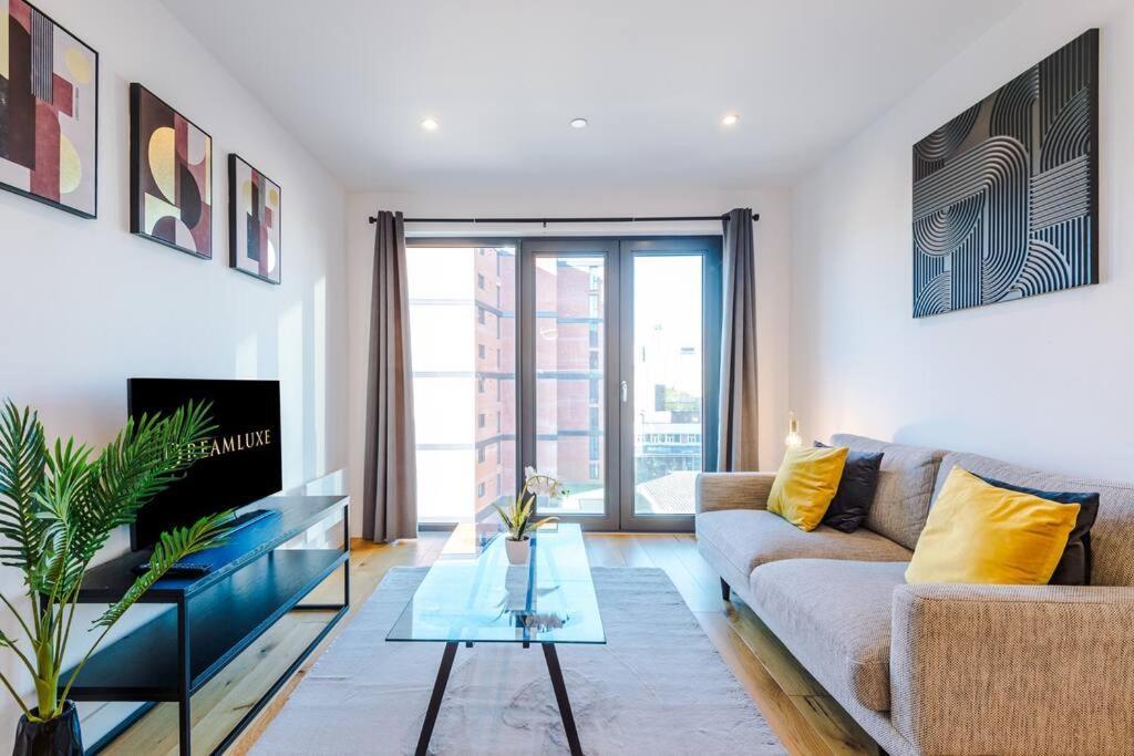 The Pheonix Suite- Luxury, Free Parking, Sleeps 6, Business Stays, Contractors Apartment *